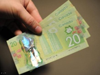 كندا تستخدم العملة البلاستيكية